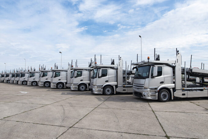 Group of trucks parked in line at truck stop. camiones